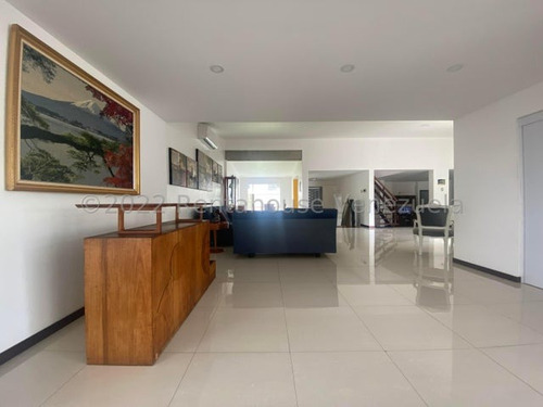Casa Remodelada En Venta En Colinas De Bello Monte 25-14559 Cs