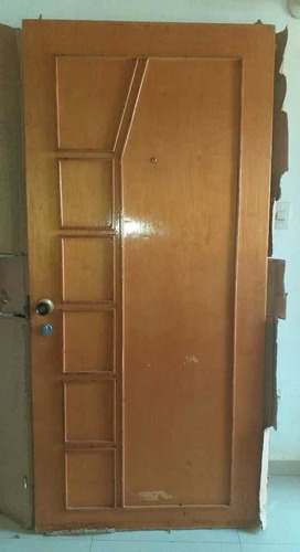 Puerta De Madera Con Cerradura Y Pomo Marca Cisa