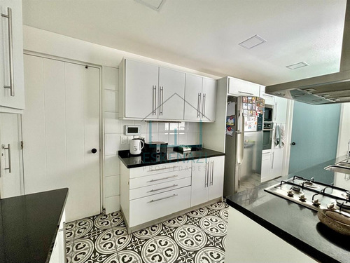 Remodelada!! Impecable Casa En Venta De 5 Dorm. La Dehesa.