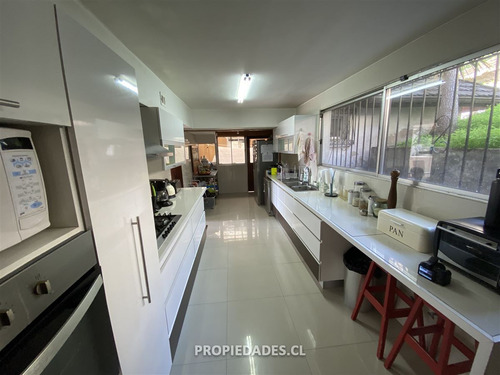 Casa En Venta De 4 Dorm. En Las Condes