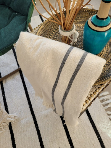 Manta Rustica Moderna 190x130 Cm Línea Siena Color Crudo Con Doble Raya Gris Oscuro