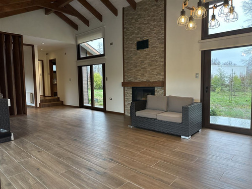 Casa En Venta De 5 Dorm. En Condominio Canto Del Estero