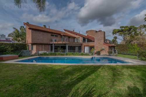 Lj Ramos | Vende | Casa En Campo Chico, Pilar | Luminosa Y Amplia C/ Pileta |
