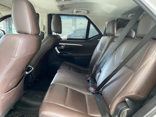 Toyota Hilux SW4 2.8 SRX 4X4 7 LUGARES 16V TURBO INTERCOOLER DIESEL 4P AUTOMÁTICO