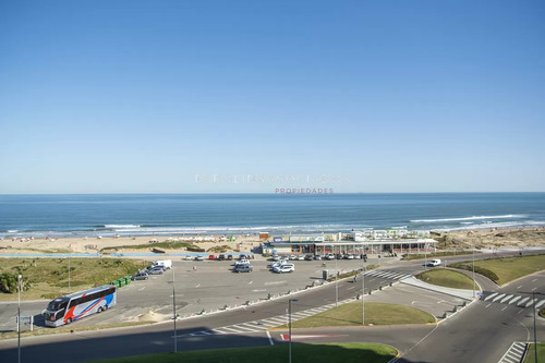 Vende Apartamento De 3 Dormitorios En Torre Imperiale I, Frente Al Mar, Punta Del Este 