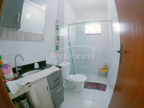 Belíssima Residência Com 3 Quartos, Sendo 1 Suíte, Lavabo, Área De Sala, Cozinha, Área De Festas Com Churrasqueira, Rebaixo Em Gesso, Possui Também Sistema De Câmeras De Segurança. Tudo Isso Á Apenas