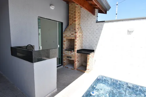 Casa Com Piscina À Venda Na Deslumbrante Praia De Peruíbe.