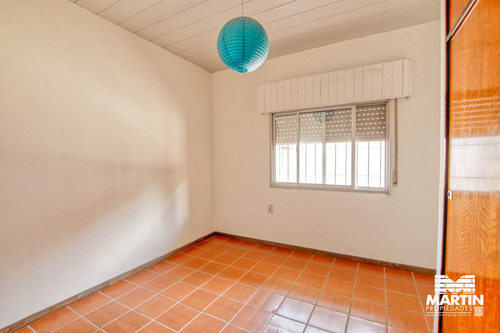 Imagen 25 de 30 de Depósito Y Casa De 3 Ambientes Con Patio Terraza Y Cochera Varios Autos