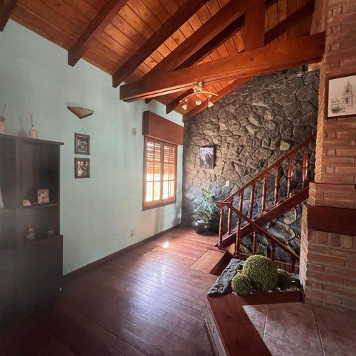 Venta Casa Con Piscina Y Local Sobre Avenida En Villa Allende Lomas