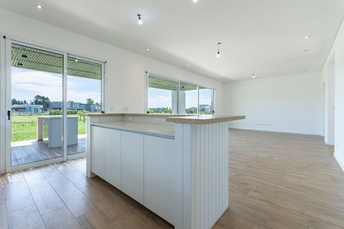 Venta Casa 4 Amb Santa Lucía Con Jardín Y Parrilla