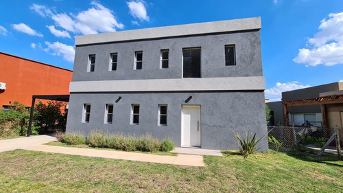 Imagen 3 de 24 de Venta De Casa Estilo Moderno En San Eduardo