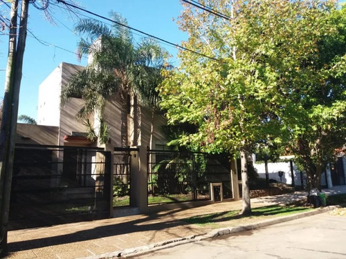 Casa En Venta - 4 Dormitorios 3 Baños - 461mts2 - El Palomar
