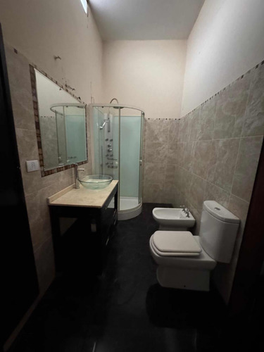 Casa De 4 Dormitorios 3 Baños En Barrio Centenario