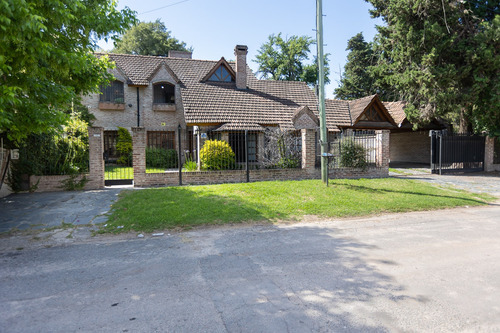 Casa De 5 Ambientes Con Quincho Y Pileta - Impecable - Bella Vista