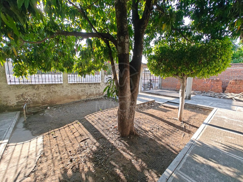 Casa En Venta En Col. Juan Morales Con Amplio Jardín Ideal Para Inversión