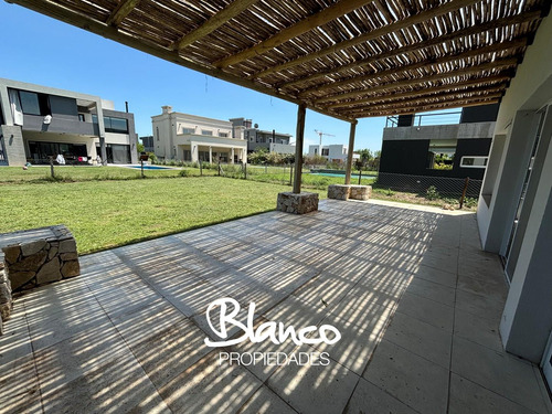 Casa En Venta En Puertos Del Lago, Barrio Araucarias, Escobar, G.b.a. Zona Norte