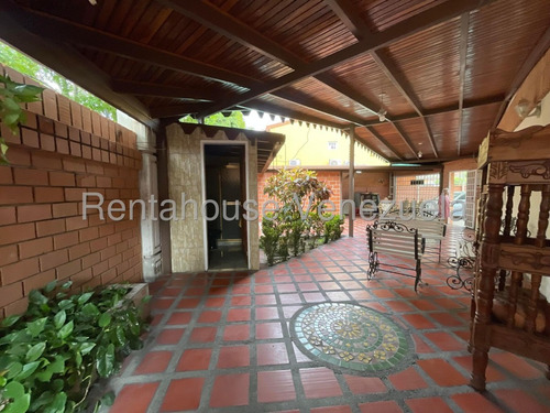 Jip 25-16988. Rent-a-house Vende Hermoso Townhouse De 261 Mts2, 5 Hab, 4 Baños, El Urbanismo Cuenta Con Cancha, Parque Infantil Conectado A Pozo Y Mucho Mas. En Urb. Araguama Country, Maracay.
