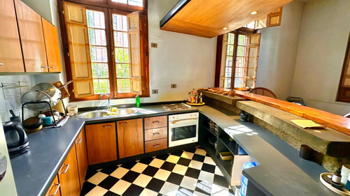 Casa Tres Niveles Barrio Histórico Doble Altura Muy Luminosa