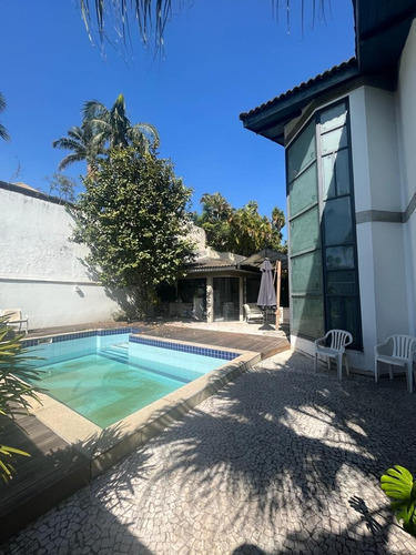 Linda Casa Com Piscina Em Frente A Praça