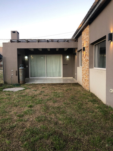 Moderna Propiedad En Venta Ubicada En El Barrio Martin Fierro, General Juan Madariaga .