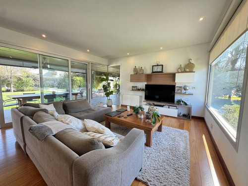 Venta Casa De Tres Dormitorios Con Galería Con Parrillero Y Pileta. Miraflores, Funes Hills