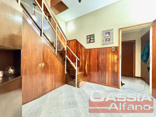 Chalet En Dos Plantas Amplio Lote Con 3 Dormit. Y Servicios, Quincho, Fondo Libre