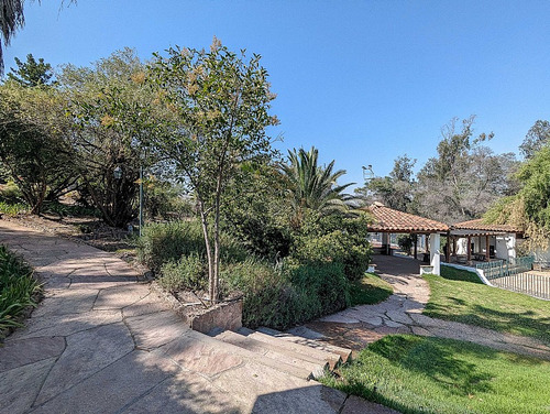 Gran Parcela Con Jardines, Piscina Y Cancha De Tenis