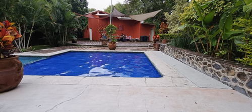 Casa En Venta En Jiutepec, Cocadas, Con Acceso Controlado, Alberca Y Loft Independiente.