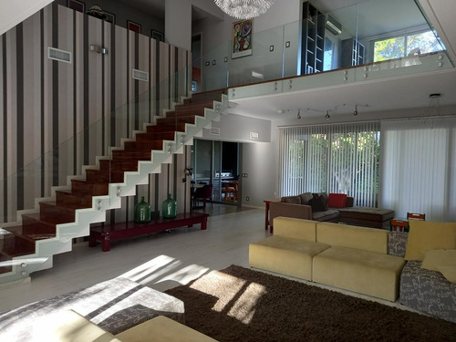 Sensacional Casa Moderna, Super Luminosa Y Con Ambientes Amplios.