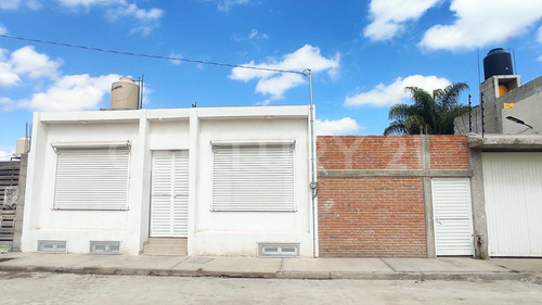 Casa En Venta Con Local Comercial En El Chamizal, Pedro Escobedo, Querétaro.