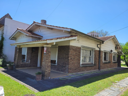 Solido Chalet De 4 Ambientes Con Lote Parquizado