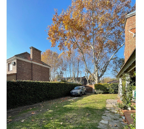 Imagen 24 de 25 de Mitre 1463, Entre Drummond Y Av. Espora, Adrogué Chalet De Estilo Distribuido En Dos Plantas Y Desarrollado Sobre Doble Lote En Inmejorable Ubicación
