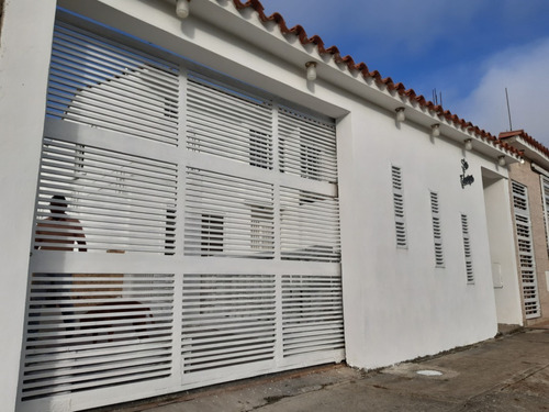 Imagen 2 de 10 de Town House En La Urbanización El Ave María