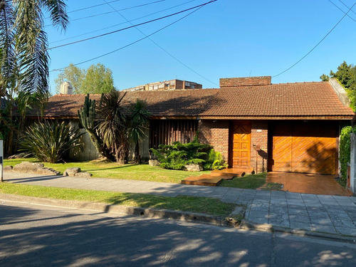 Venta Casa 4 Ambientes Doble Lote Castelar Centro