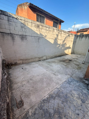 Mc Se Vende Tonwhouse En Res. Las Gracielas Naguanagua