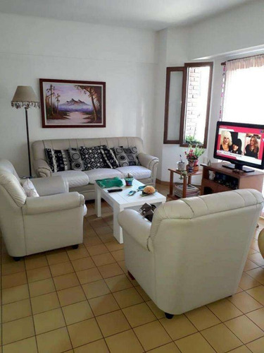 Venta / Departamento En Semi Piso De 4 Ambientes A La Calle Con Balcón Saliente Cochera Y Baulera.