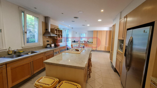 Residencia De Estilo Frances En Zona Privilegiada.