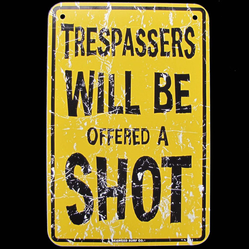 No Trespassing  violators Ofrecen Una Barra Shot Tin Sign