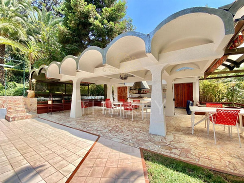 Casa En Venta De 4dorm, 3 Serv, Piscina, Jardin. En Vitacura