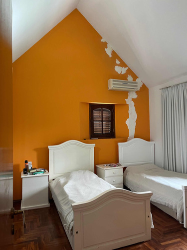 Imagen 21 de 30 de Casa Principal 5 Dormitorios Y 4 Baños, Mas Departamento De 1 Dormitorio. Villa Allende Golf