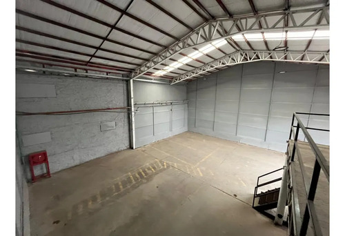 Arriendo Bodega De 219 M² En El Salto, Recoleta.