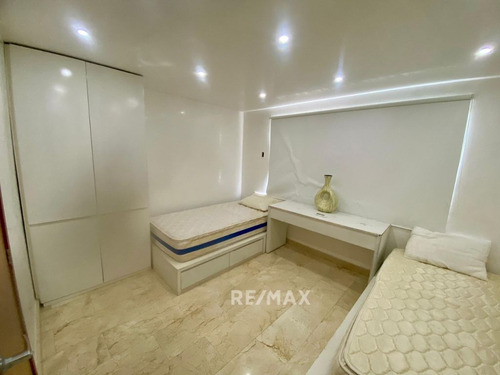 Re/max 2mil Alquila, Townhouse, Urbanización Vistamar, Maneiro, Isla De Margarita.