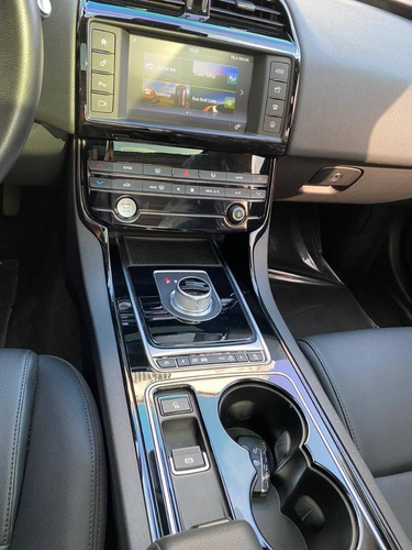 Jaguar Xe 2.0 16v Si4 Turbo Gasolina Pure 4p Automático