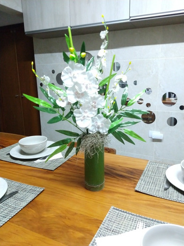 Imagem 2 de 7 de Orquideas Artificiais Brancas + Vaso Bambu Arranjo Flores