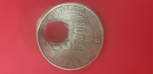 Moneda De 200 Pesos Colombianos Impactada Por Francotirador 