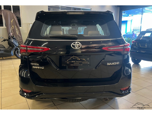 Toyota Hilux SW4 2.8 D-4D TURBO DIESEL DIAMOND 7L 4X4 AUTOMÁTICO