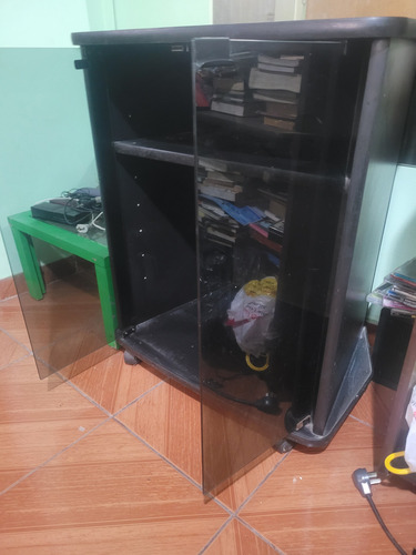 Mesa Tv Con Puertas Y Ruedas. Posee 1 Estante Interior Negro (Usado)