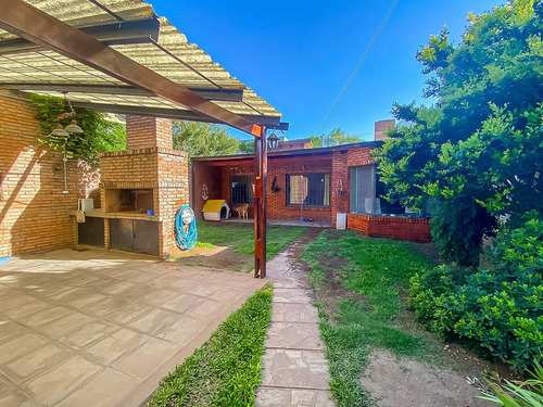 Casa De Tres Dormitorios En Venta En Capitan Bermudez Con Cochera Y Patio