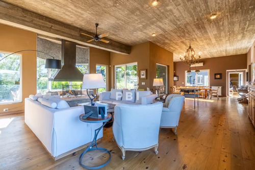 Espléndida Mansión De 8 Dormitorios En La Barra: Un Refugio De Lujo Y Elegancia - Ref : Pbi12865