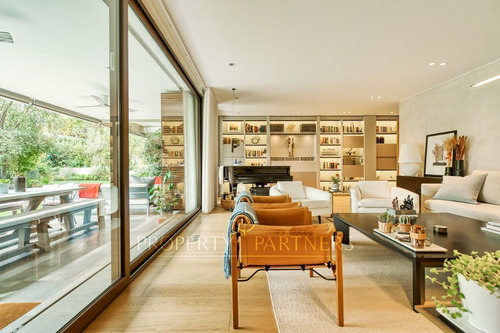 Elegante Y Exclusivo Departamento Con Jardín Priva...